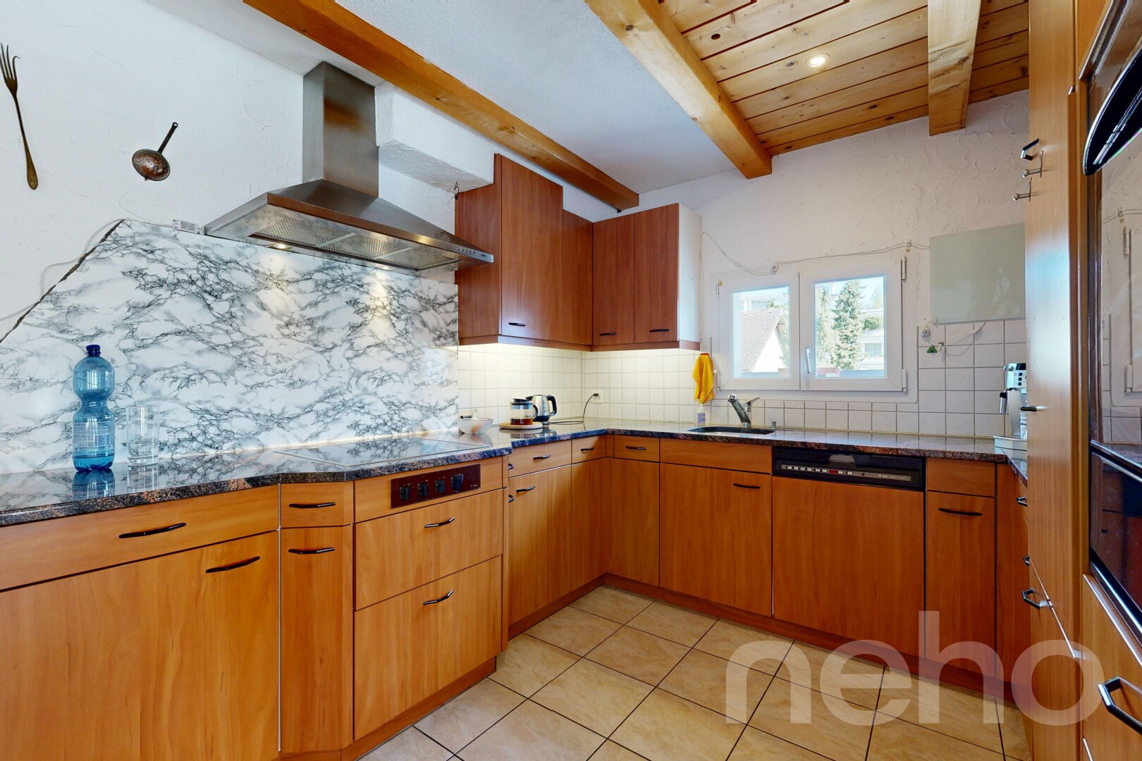 cuisine avec hotte, armoires marron moyen, medium brown cabinets, dosseret, et backsplash