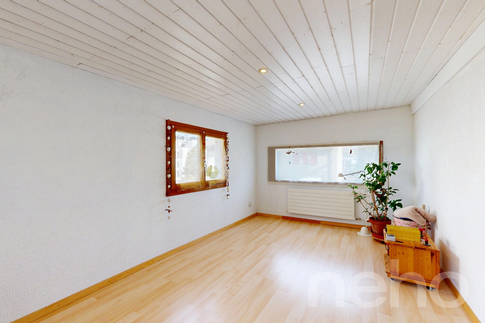 pièce vide avec inside property, wood ceiling, plafond en bois, wood finish floor, et sol en finition bois