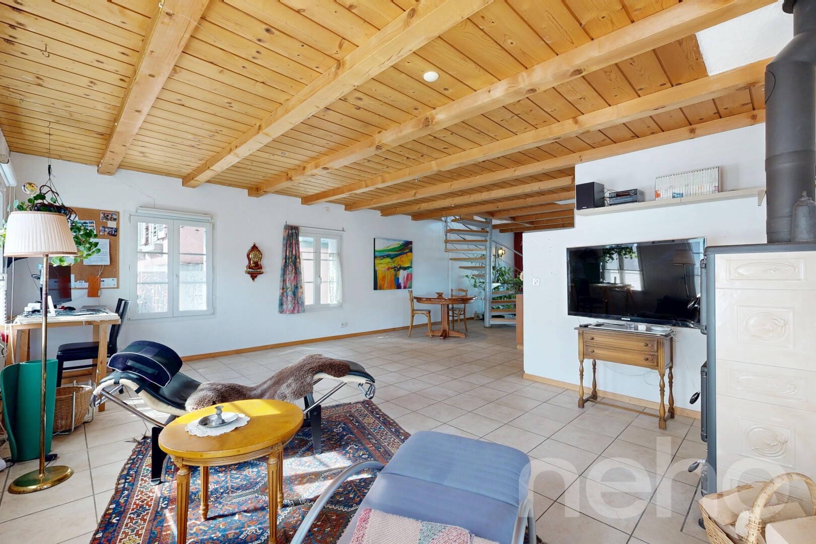 salon avec inside property, cloison sèche, drywall, télévision, et plafond en bois