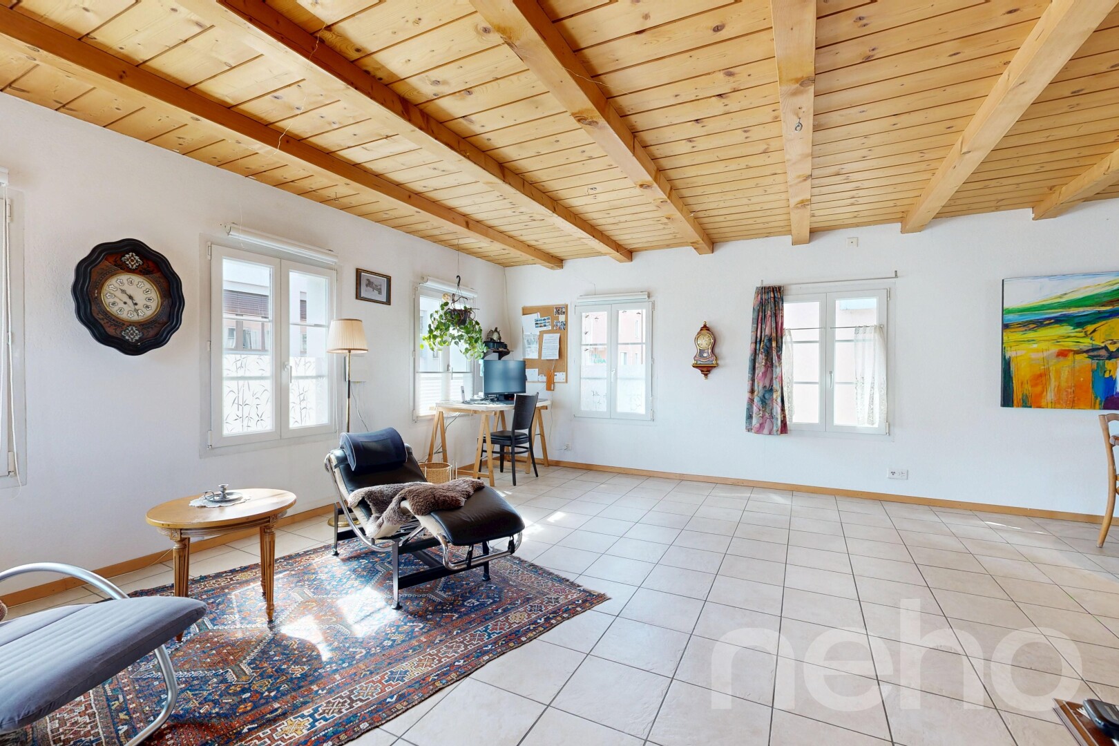 salon avec wood ceiling, plafond en bois, inside property, baseboards wall, et plinthes murales