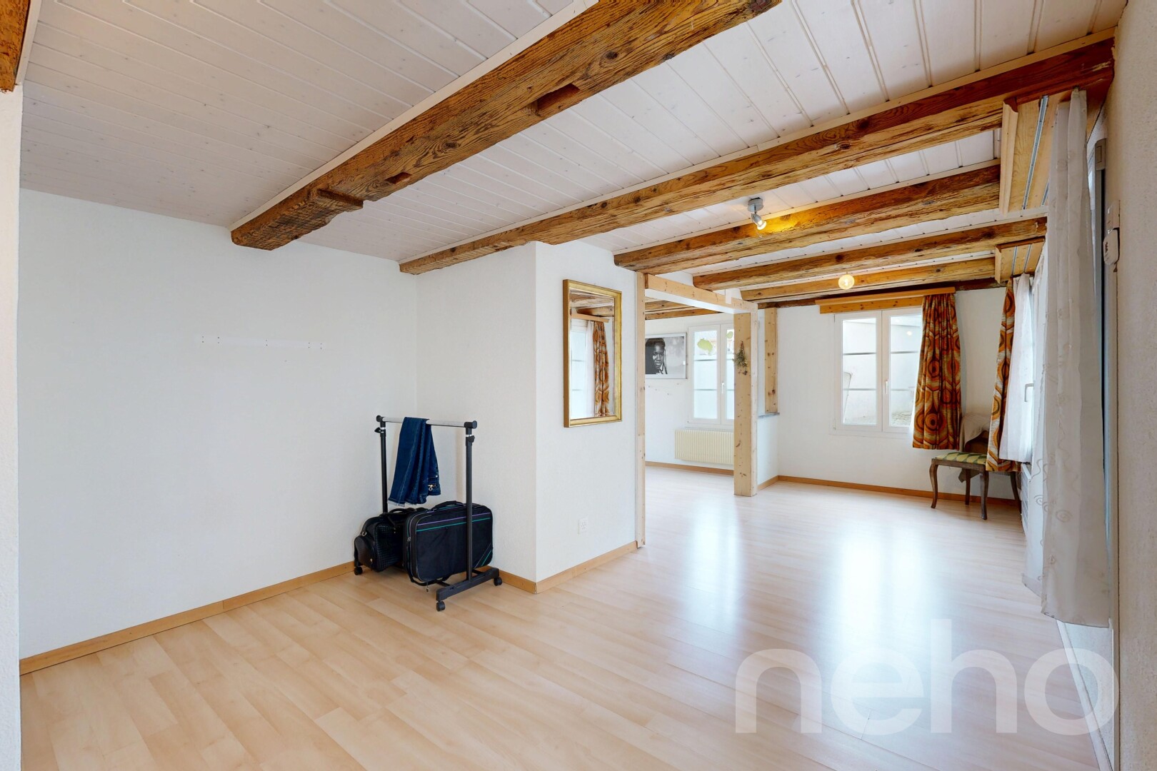 pièce vide avec lumière naturelle, natural light, inside property, sol en finition bois, et wood finish floor