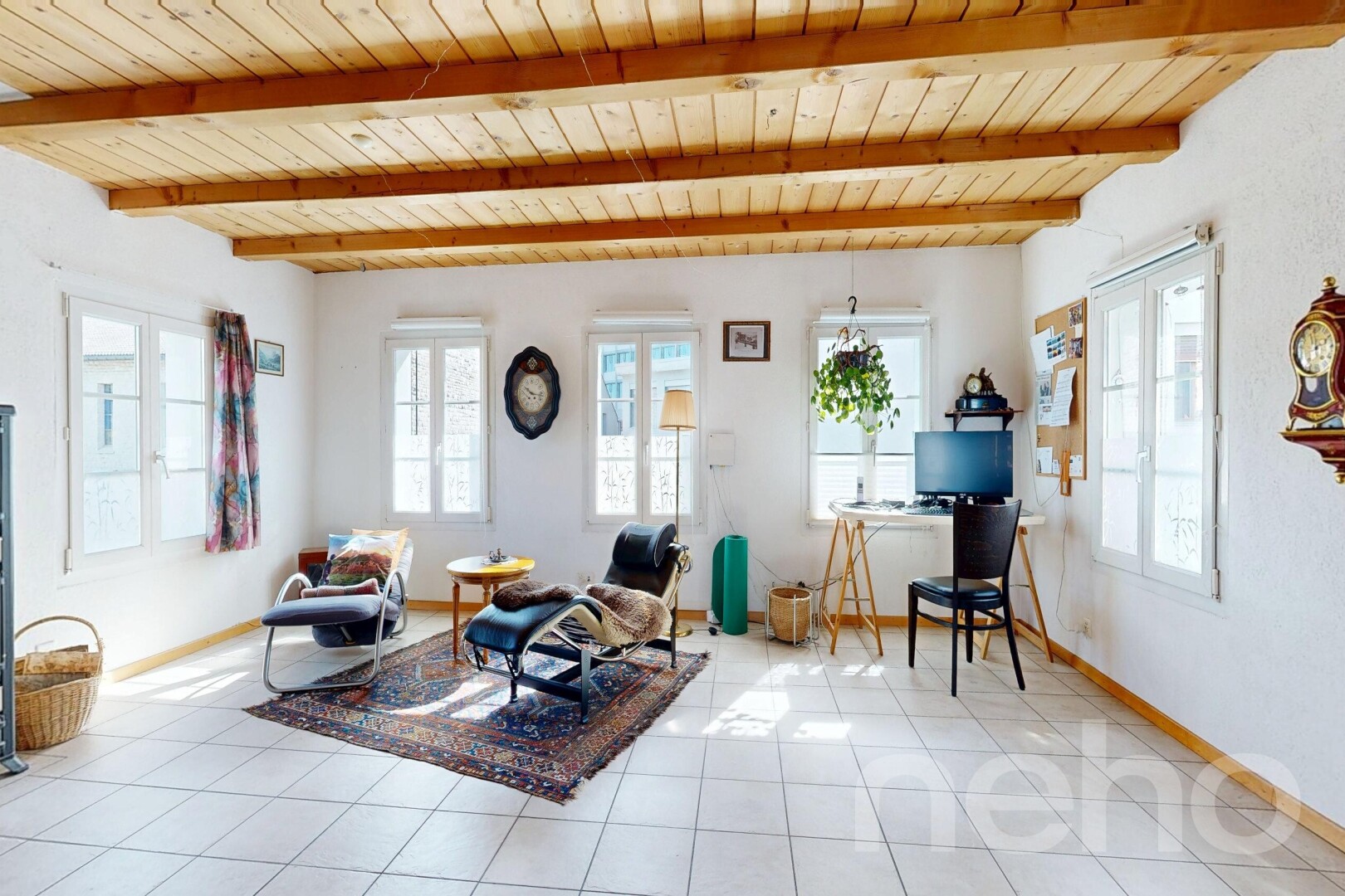 salon avec inside property, plinthes murales, baseboards wall, lumière naturelle, et natural light