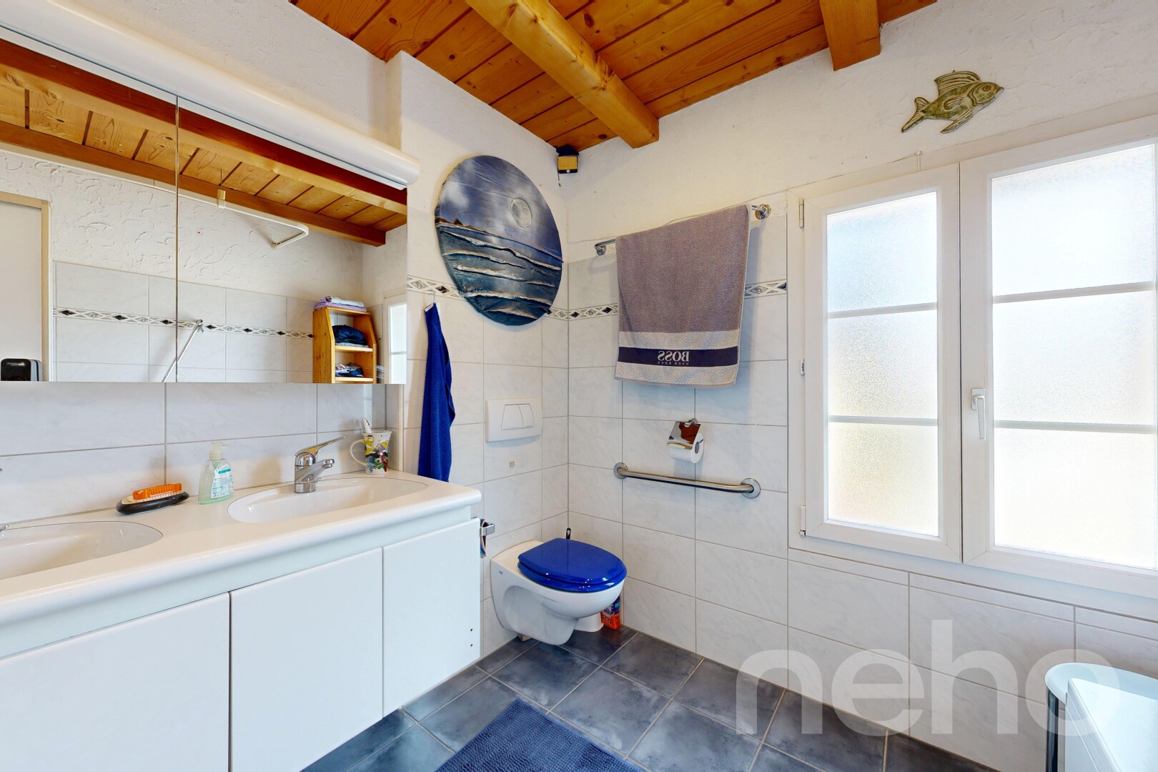 salle de bains avec dark floor, tile wall, mur en carrelage, wood ceiling, et plafond en bois