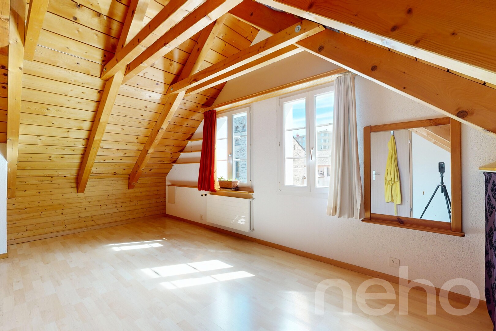 pièce vide avec beamed ceiling, plafond à poutres, wood ceiling, plafond en bois, et wood finish floor