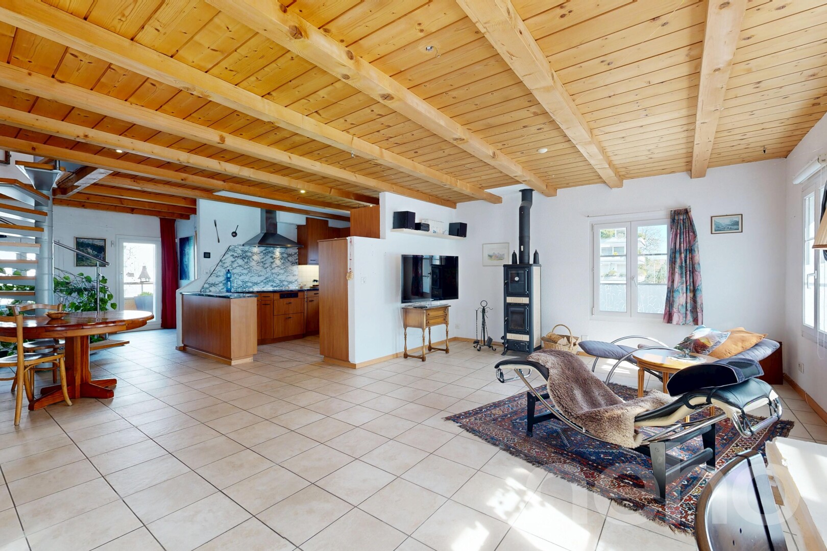 salon avec lumière naturelle, natural light, plafond en bois, wood ceiling, et plafond à poutres