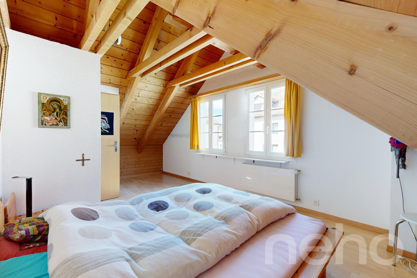 chambre avec plafond à poutres, beamed ceiling, plafond en bois, wood ceiling, et sol en finition bois