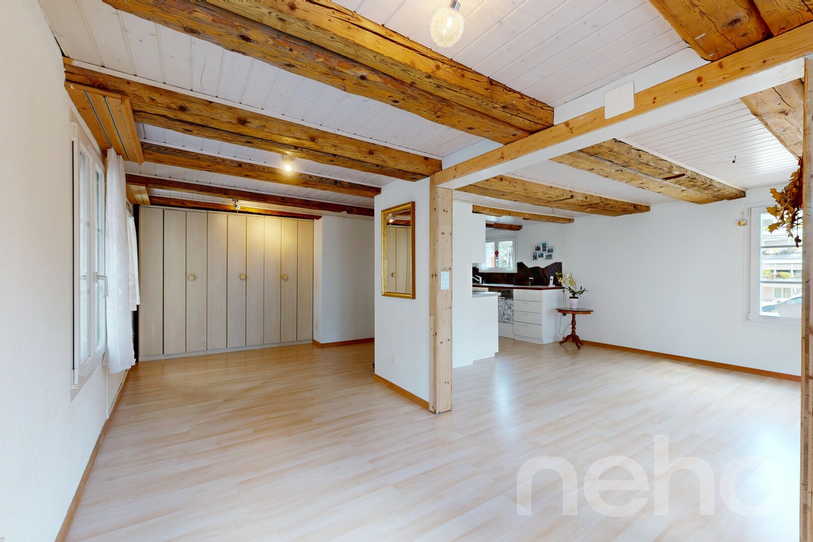 pièce vide avec lumière naturelle, natural light, sol en finition bois, wood finish floor, et inside property