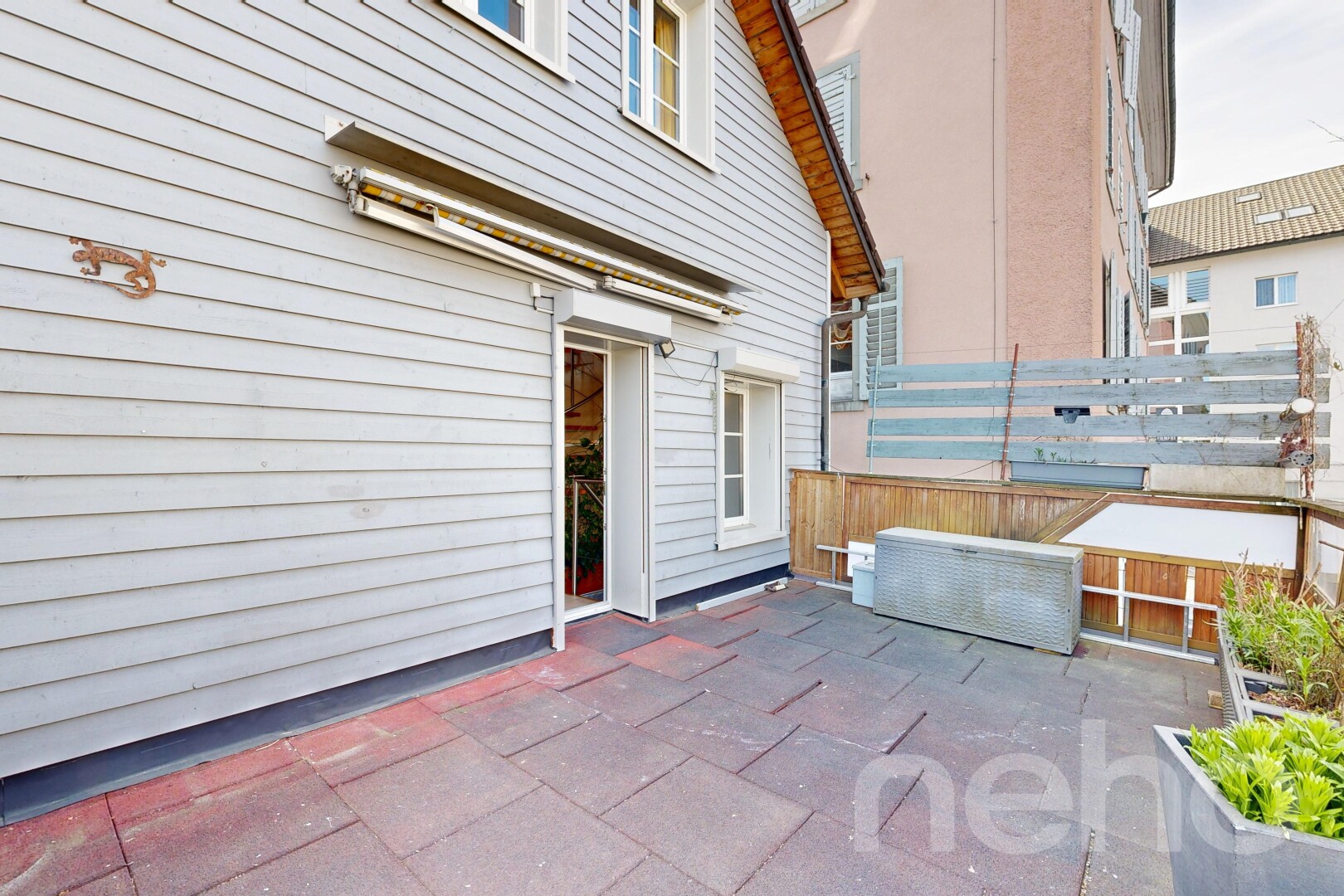 terrasse avec auvent et from property