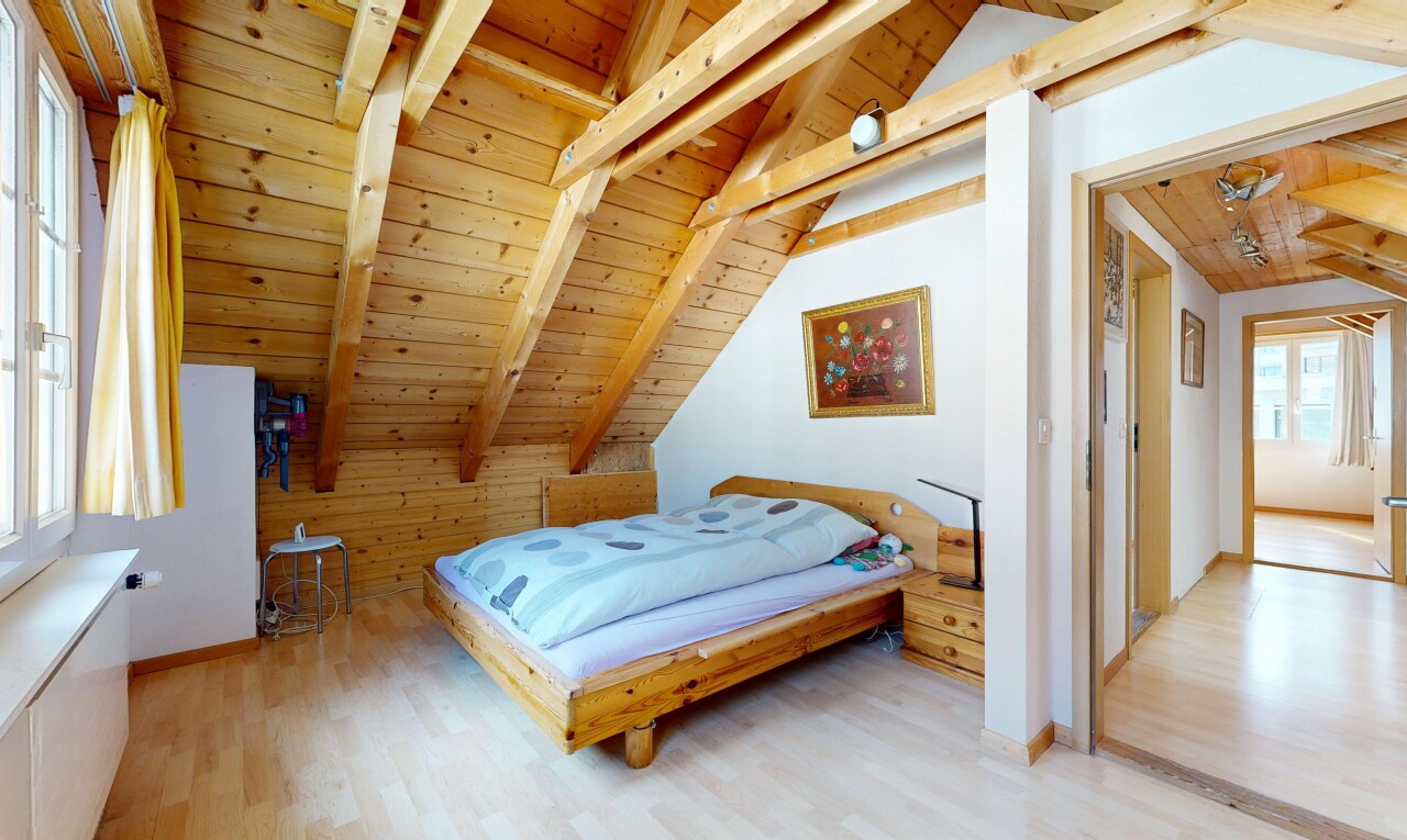 chambre avec plafond en bois, wood ceiling, plafond à poutres, beamed ceiling, et inside property