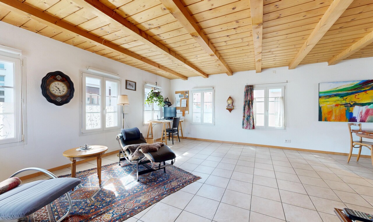 salon avec wood ceiling, plafond en bois, inside property, baseboards wall, et plinthes murales