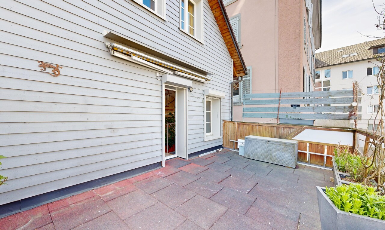 terrasse avec auvent et from property