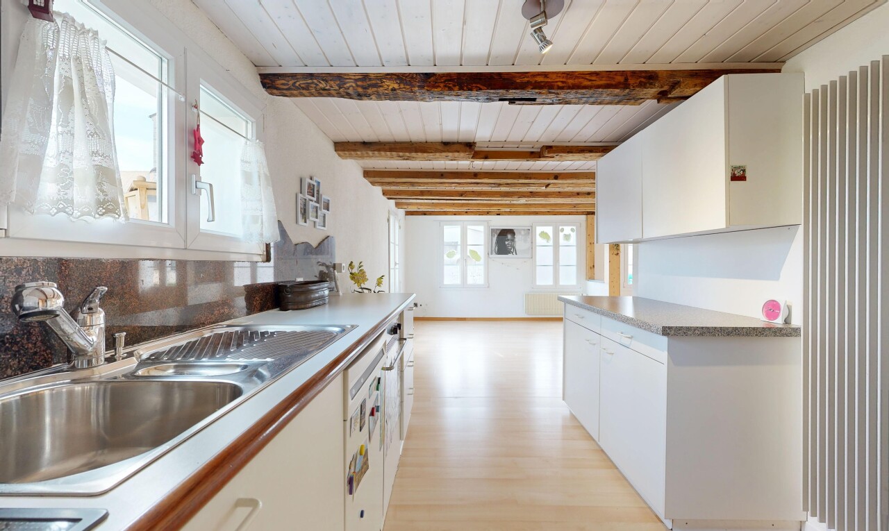 cuisine avec évier, armoires blanches, white cabinets, inside property, et lumière naturelle