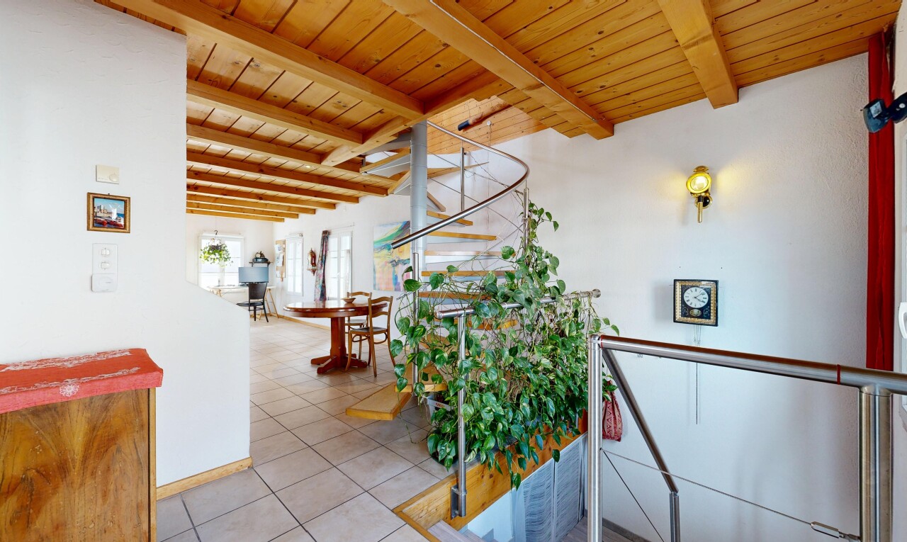terrasse avec inside property et coin repas extérieur