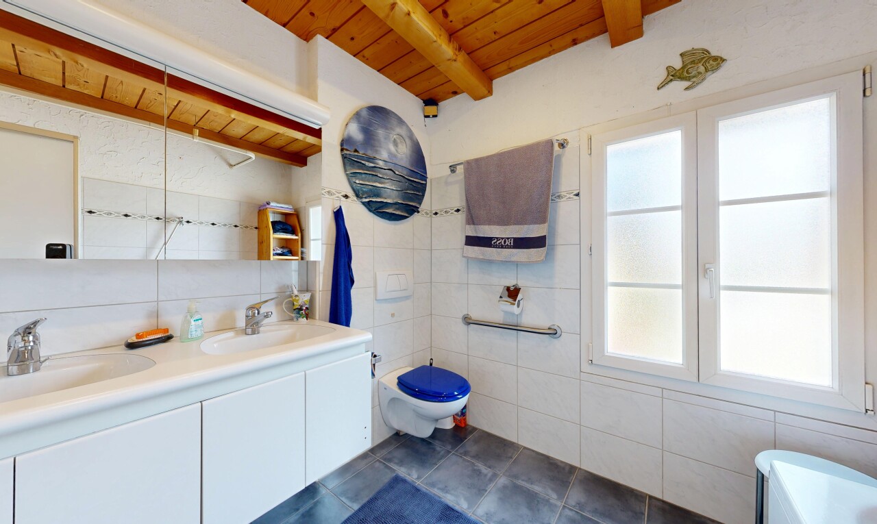 salle de bains avec dark floor, tile wall, mur en carrelage, wood ceiling, et plafond en bois