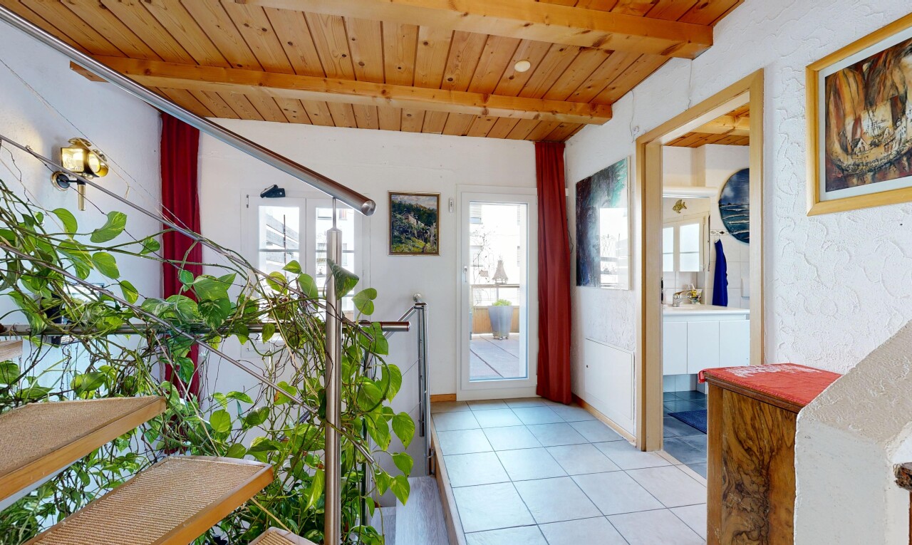 couloir avec natural light, lumière naturelle, inside property, wood ceiling, et plafond en bois