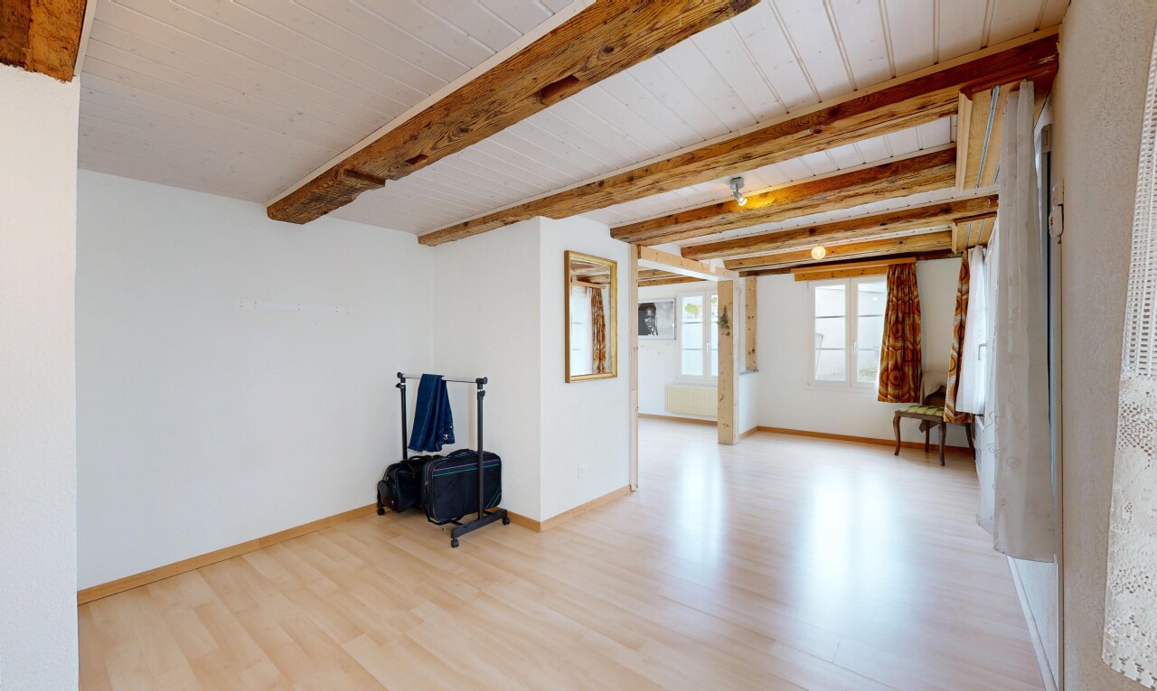 pièce vide avec lumière naturelle, natural light, inside property, sol en finition bois, et wood finish floor