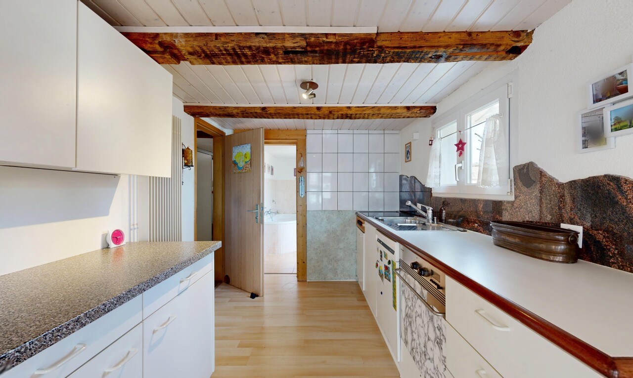 cuisine avec white cabinets, armoires blanches, light floor, wood finish floor, et sol en finition bois