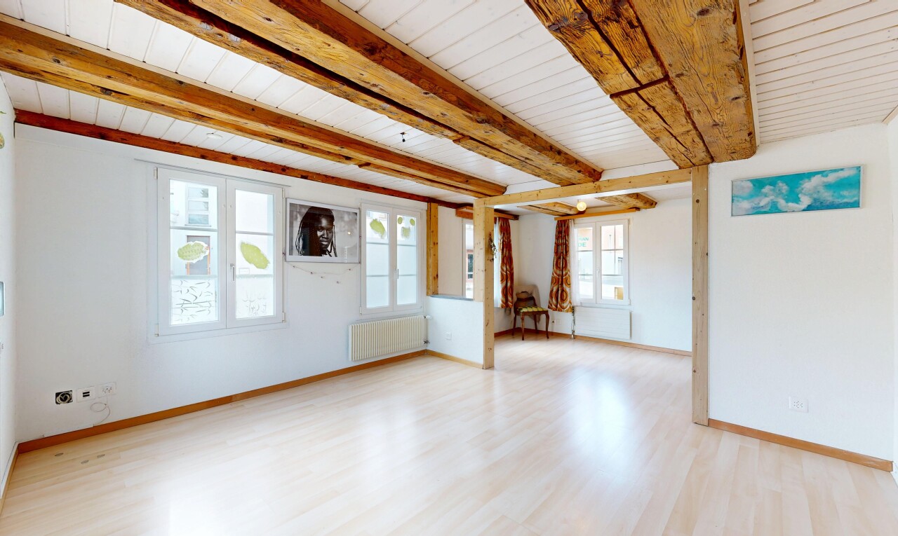 pièce vide avec sol en finition bois, wood finish floor, inside property, cloison sèche, et drywall