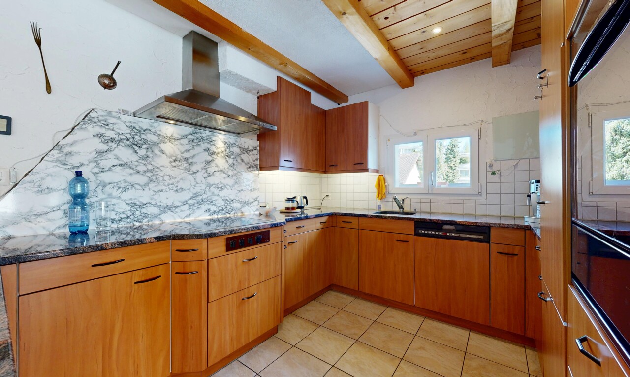 cuisine avec hotte, armoires marron moyen, medium brown cabinets, dosseret, et backsplash