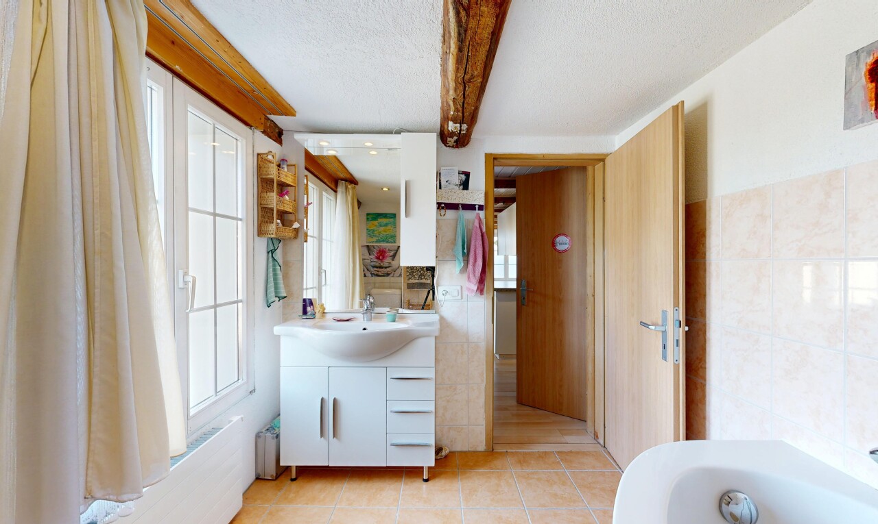 salle de bains avec mur en carrelage, tile wall, miroir, sol en carrelage, et tile floor