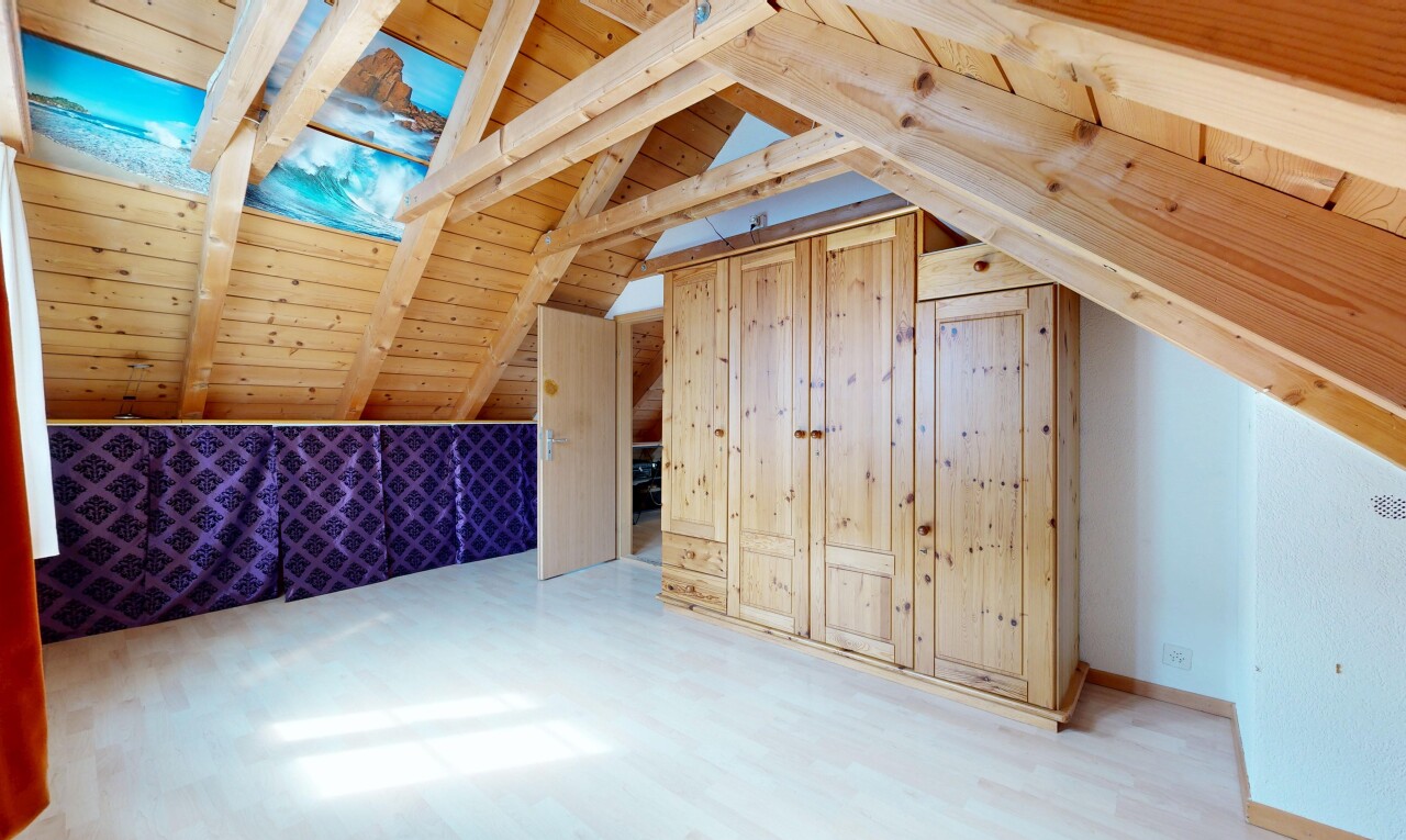 réception / lobby avec cathedral ceiling, beamed ceiling, low ceiling, wood finish floor, et vaulted ceiling