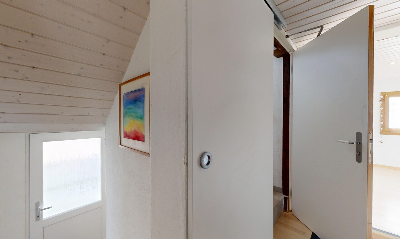 couloir avec inside property, vaulted ceiling, plafond voûté, et light floor