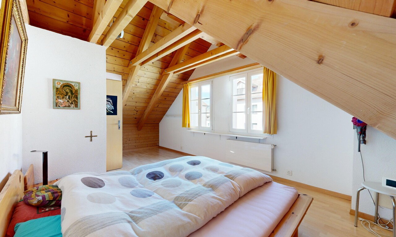 chambre avec plafond à poutres, beamed ceiling, plafond en bois, wood ceiling, et sol en finition bois