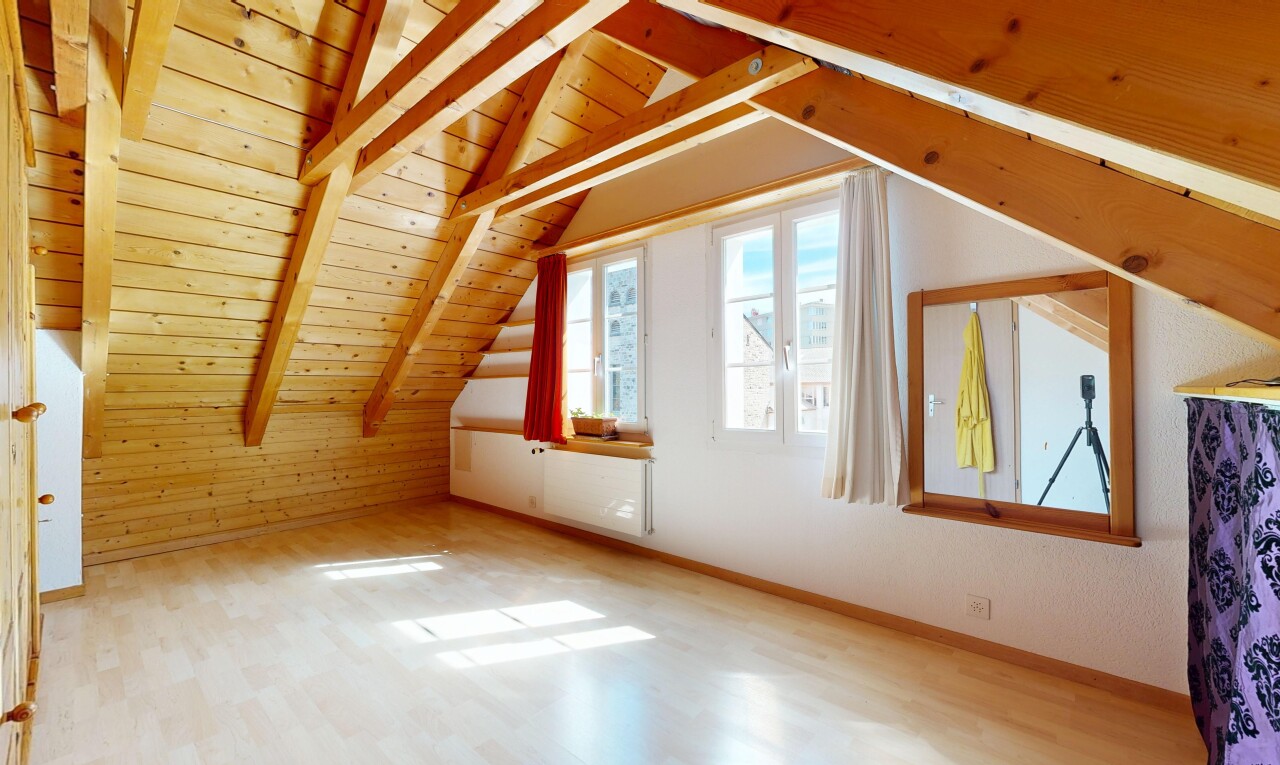 pièce vide avec beamed ceiling, plafond à poutres, wood ceiling, plafond en bois, et wood finish floor