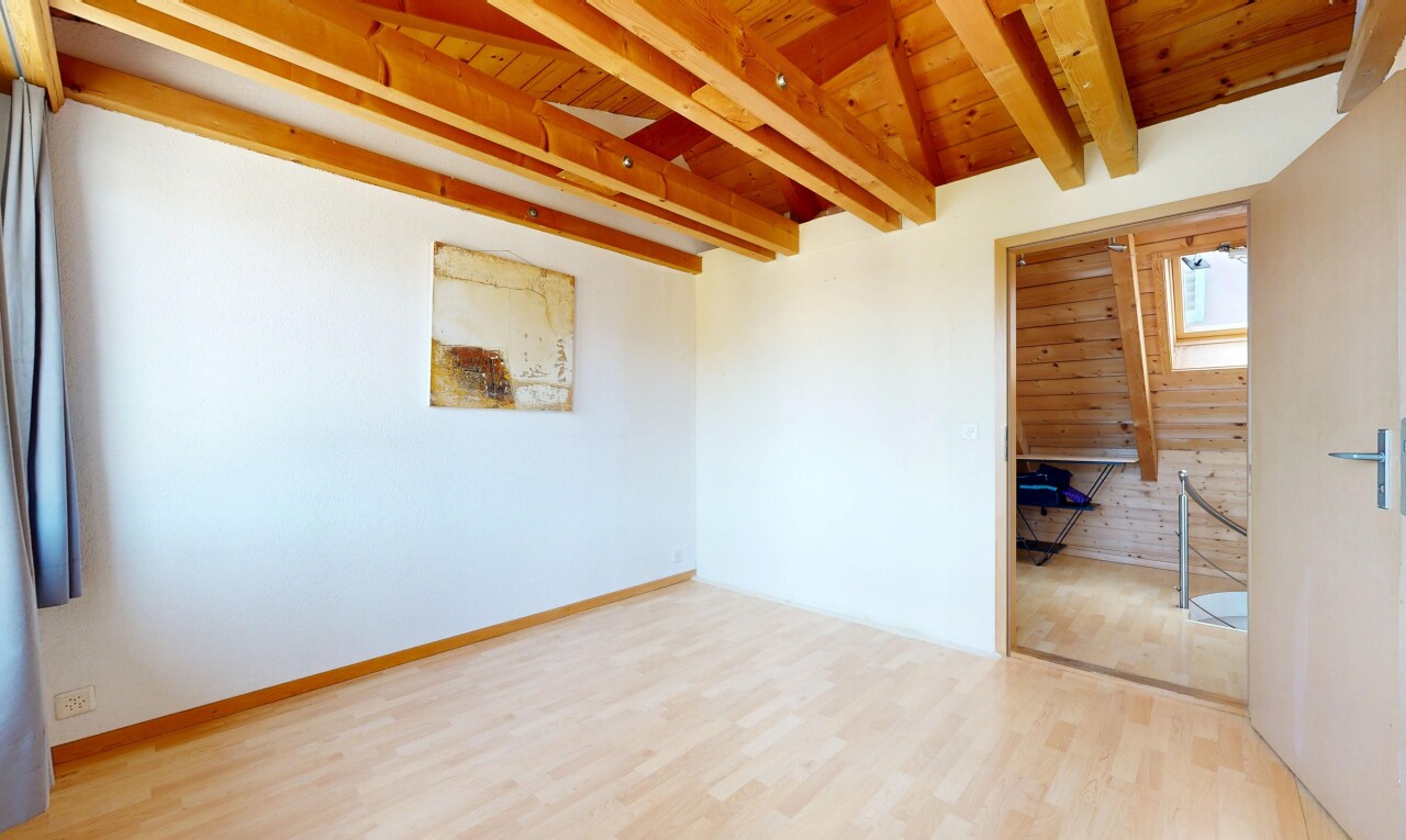 pièce vide avec wood ceiling, plafond en bois, inside property, beamed ceiling, et plafond à poutres