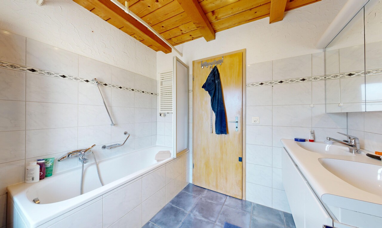 salle de bains avec mur en carrelage, tile wall, miroir, salle de bain complète, et double vasque