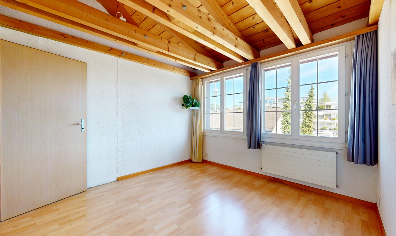 pièce vide avec day time, wood finish floor, sol en finition bois, natural light, et lumière naturelle