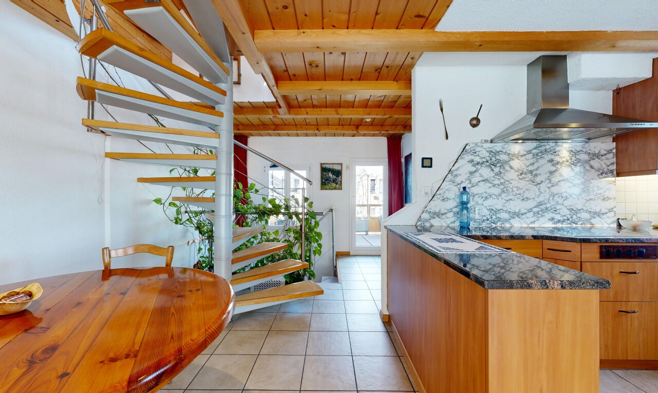 cuisine avec hotte, cloison sèche, drywall, dark countertops, et light floor