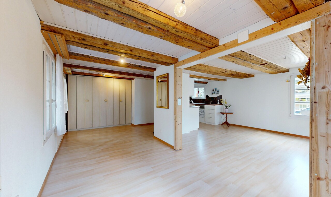 pièce vide avec lumière naturelle, natural light, sol en finition bois, wood finish floor, et inside property