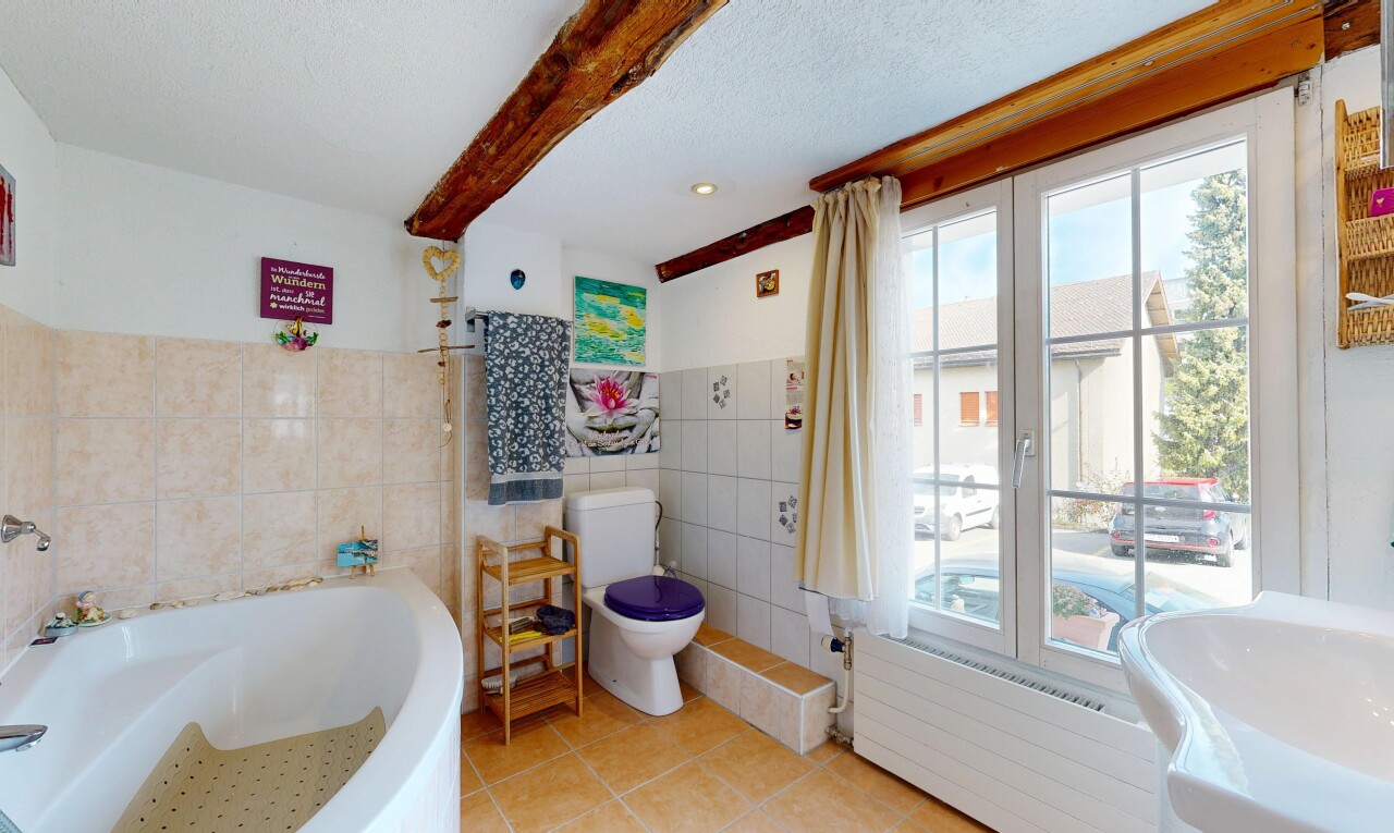 salle de bains avec bain, salle de bain complète, radiateur, inside property, et toilette