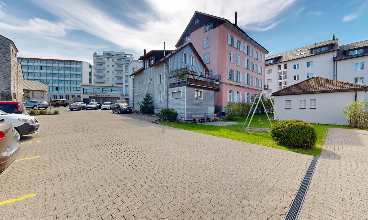 extérieur du bâtiment avec day time, parking, apartment complex view, et vue sur le complexe d'appartements