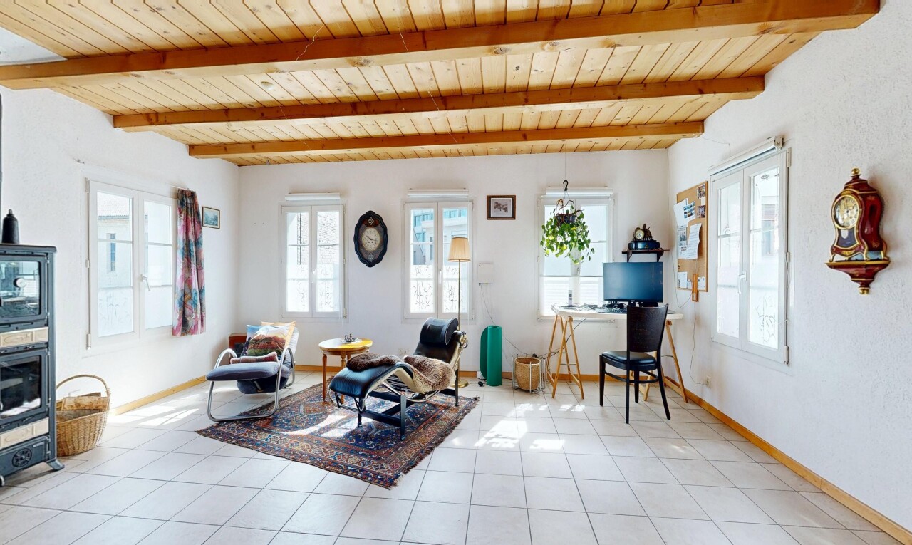salon avec inside property, plinthes murales, baseboards wall, lumière naturelle, et natural light