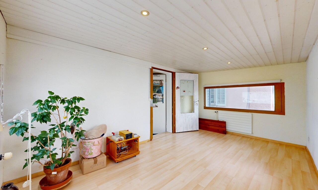 pièce vide avec recessed lighting, éclairage encastré, wood finish floor, sol en finition bois, et natural light