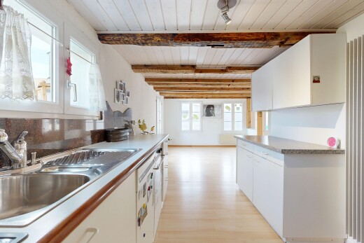 küche mit waschbecken, weiße schränke, white cabinets, inside property, und natürliches licht