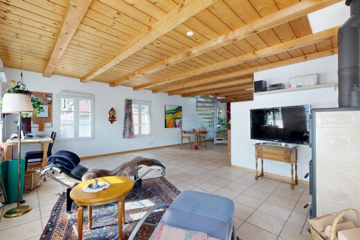 wohnzimmer mit inside property, gipskartonwand, drywall, fernseher, und holzdecke