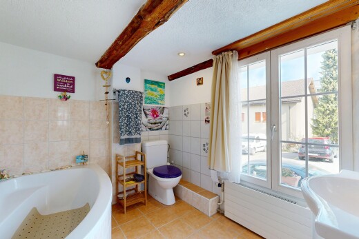 salle de bains avec bain, salle de bain complète, radiateur, inside property, et toilette