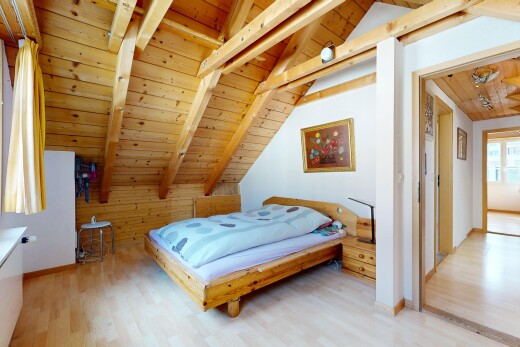 zimmer / schlafzimmer mit holzdecke, wood ceiling, balkendecke, beamed ceiling, und inside property