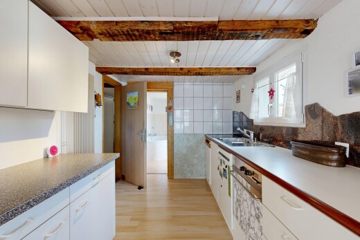 cuisine avec white cabinets, armoires blanches, light floor, wood finish floor, et sol en finition bois