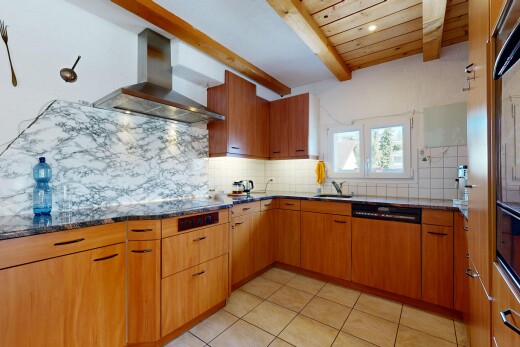 cuisine avec hotte, armoires marron moyen, medium brown cabinets, dosseret, et backsplash