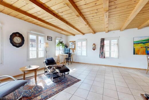 salon avec wood ceiling, plafond en bois, inside property, baseboards wall, et plinthes murales