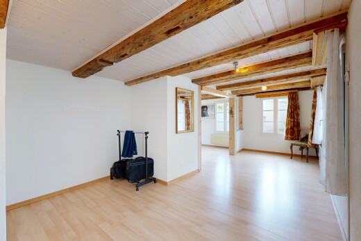 pièce vide avec lumière naturelle, natural light, inside property, sol en finition bois, et wood finish floor