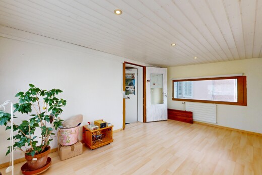 pièce vide avec recessed lighting, éclairage encastré, wood finish floor, sol en finition bois, et natural light