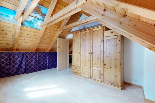réception / lobby avec cathedral ceiling, beamed ceiling, low ceiling, wood finish floor, et vaulted ceiling