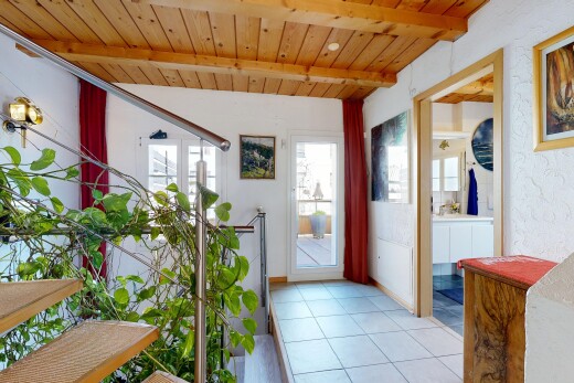 couloir avec natural light, lumière naturelle, inside property, wood ceiling, et plafond en bois