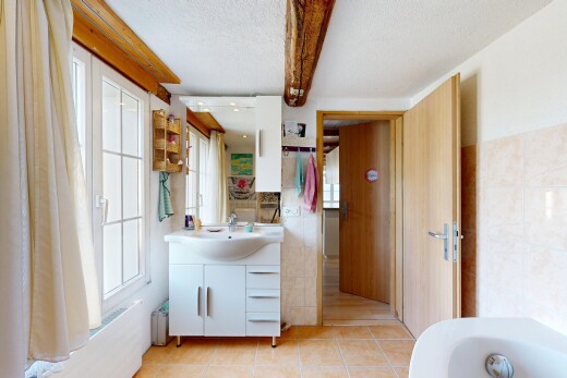 salle de bains avec mur en carrelage, tile wall, miroir, sol en carrelage, et tile floor