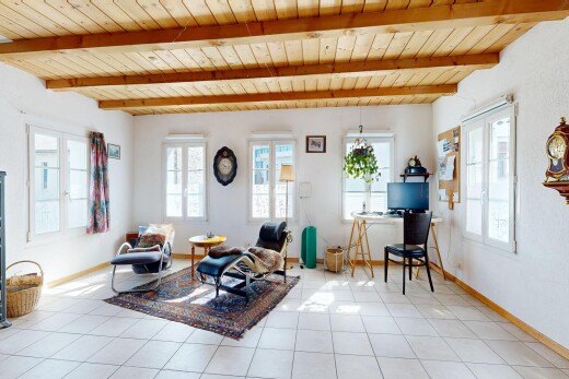 salon avec inside property, plinthes murales, baseboards wall, lumière naturelle, et natural light